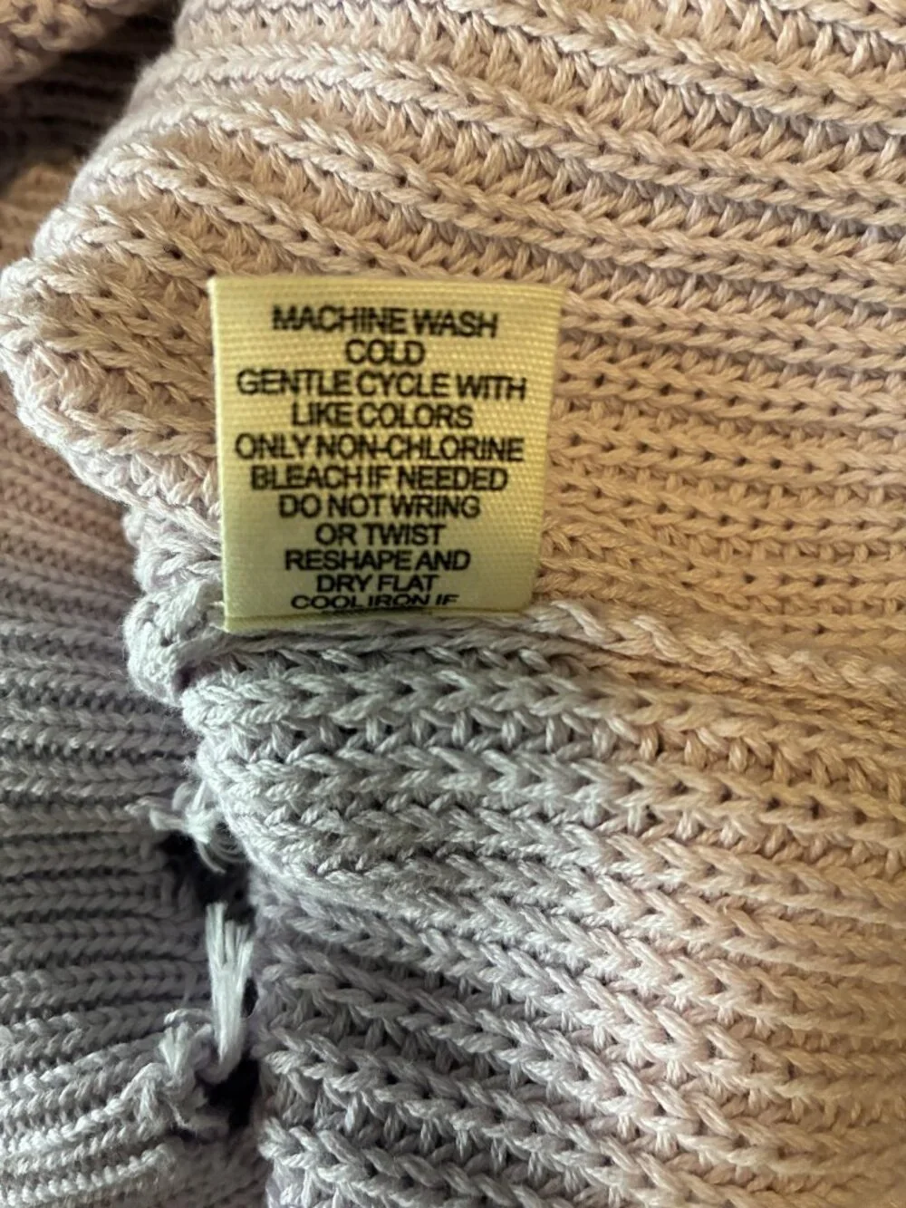 Moon & Madison Womens Lavender Distressed V-Neck Rib Knit Sweater Size L